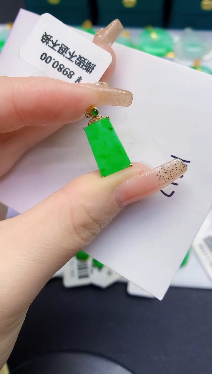 颈饰18K金镶嵌翡翠缅甸天然翡翠A货