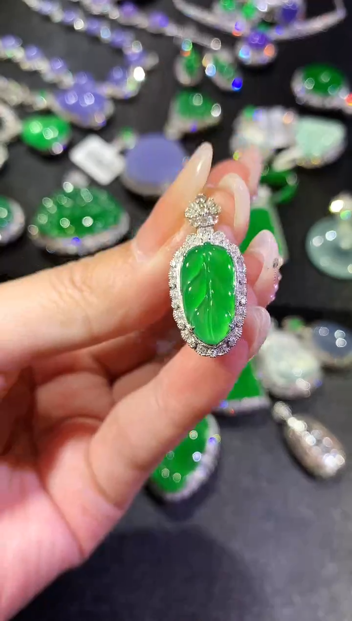 【闪购商品】翡翠吊坠(不含链)18K金镶嵌106叶子