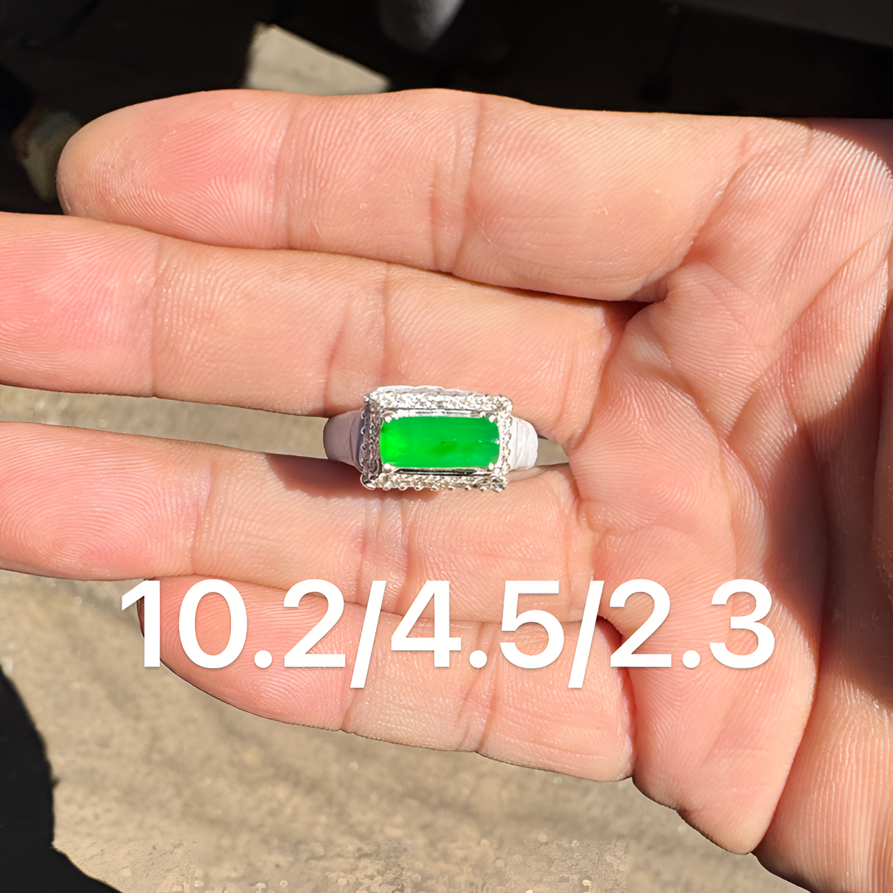 1113(小哪吒在源头)冰玻种翡翠冰阳绿马鞍戒面肉细杠味荧光足M100