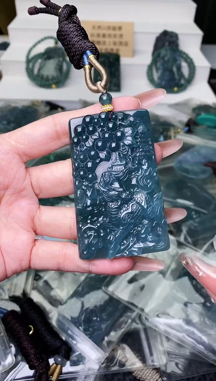 颈饰未镶嵌翡翠 