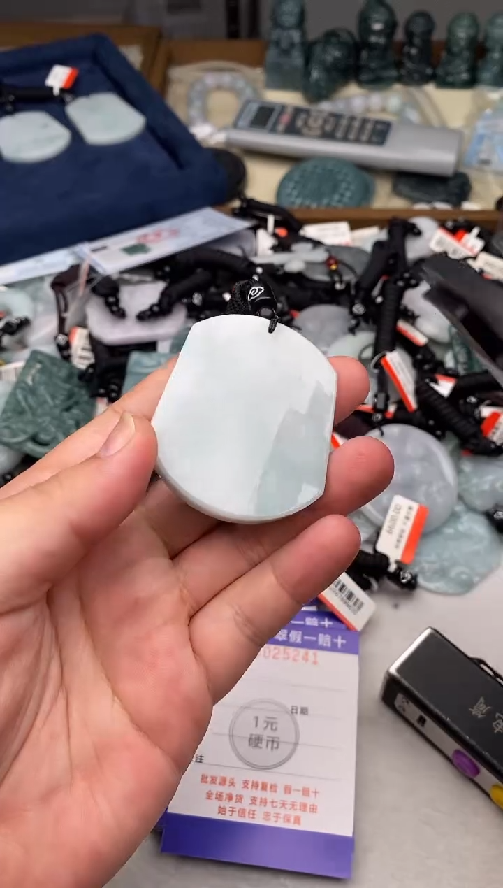 翡翠未镶嵌颈饰多样性发其一