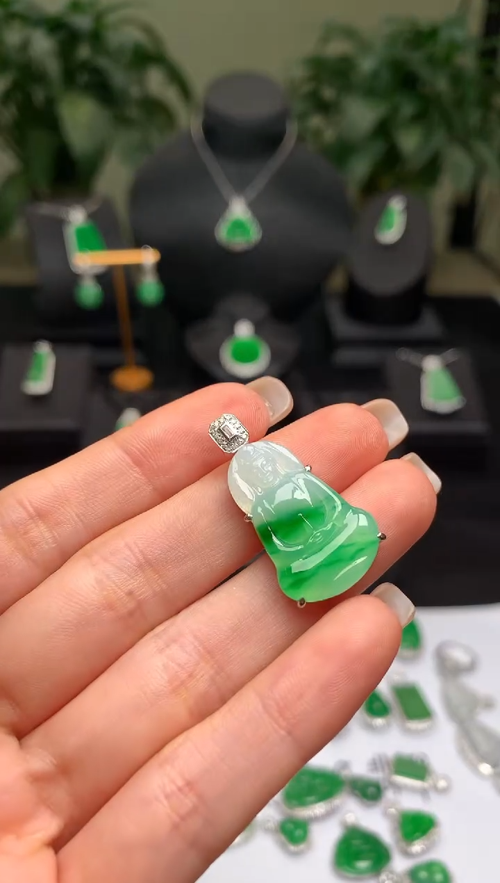 颈饰18K金镶嵌翡翠观音