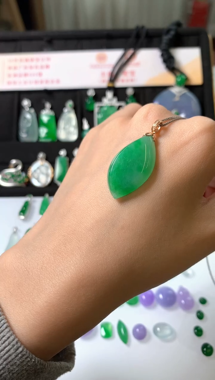 吊坠(赠链)18K金镶嵌翡翠吊坠