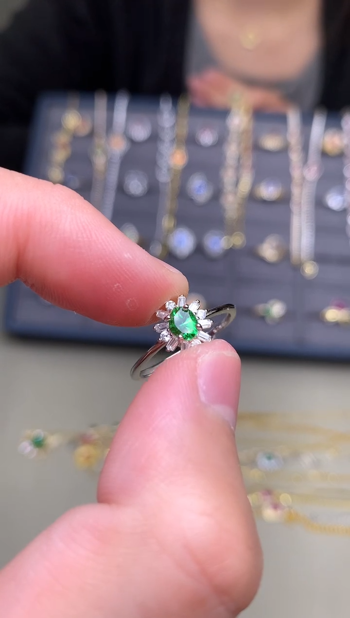 银S925镶嵌戒指石榴石（沙弗莱）戒指