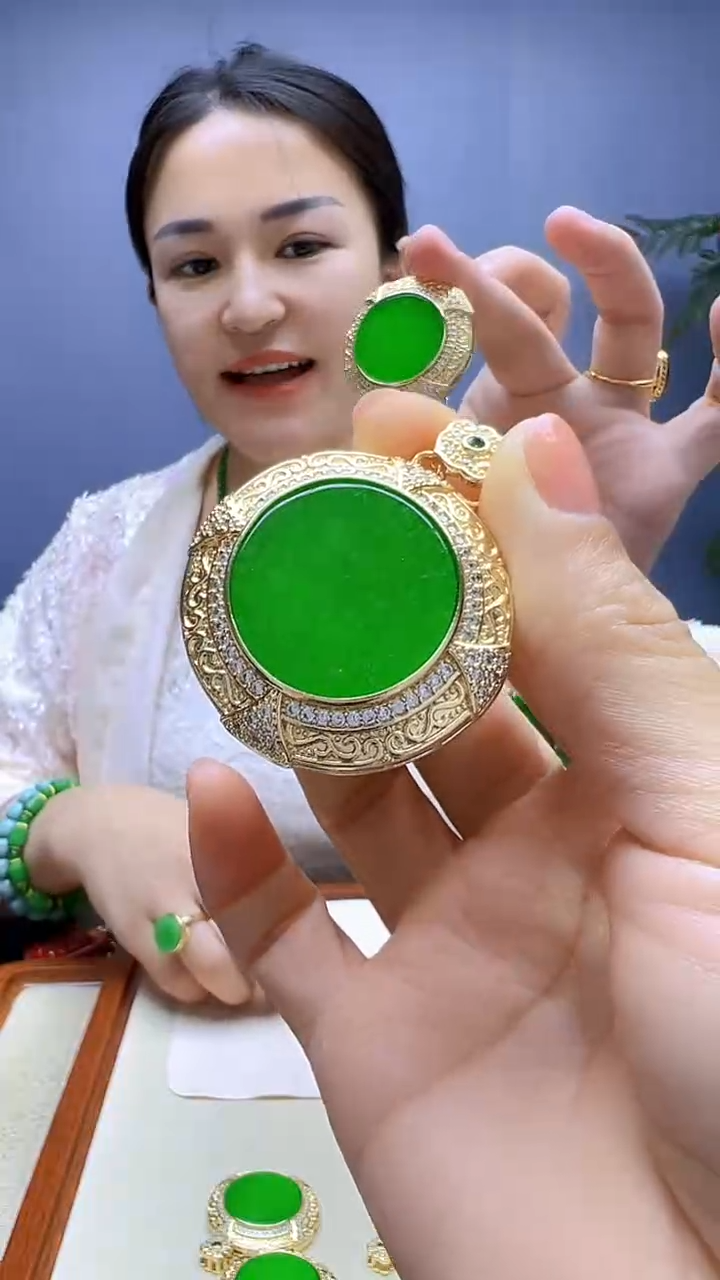 翡翠14K金镶嵌颈饰罗盘吊坠