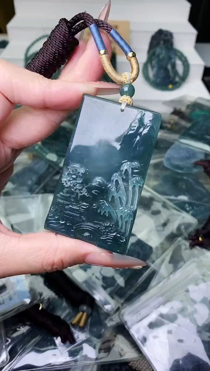 颈饰未镶嵌翡翠 