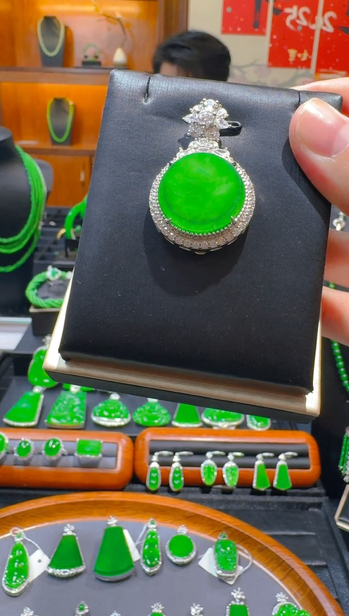 【闪购商品】翡翠吊坠(赠链)银S925镶嵌天然A货翡翠