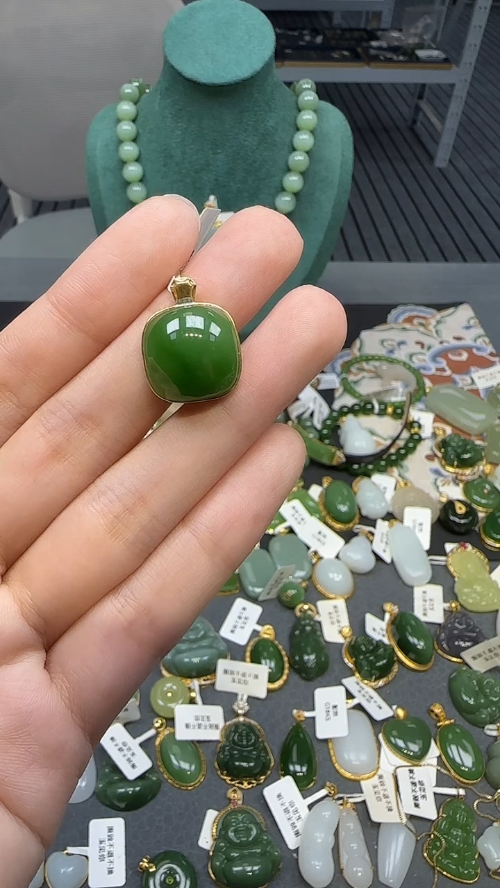 18K金镶嵌和田玉挂件1