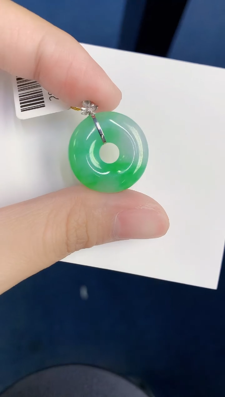 颈饰18K金镶嵌翡翠辣***?天然翡翠缅甸A货