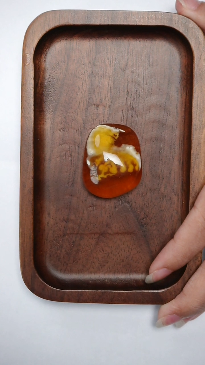 【闪购商品】琥珀裸石未镶嵌意境珀8.74克