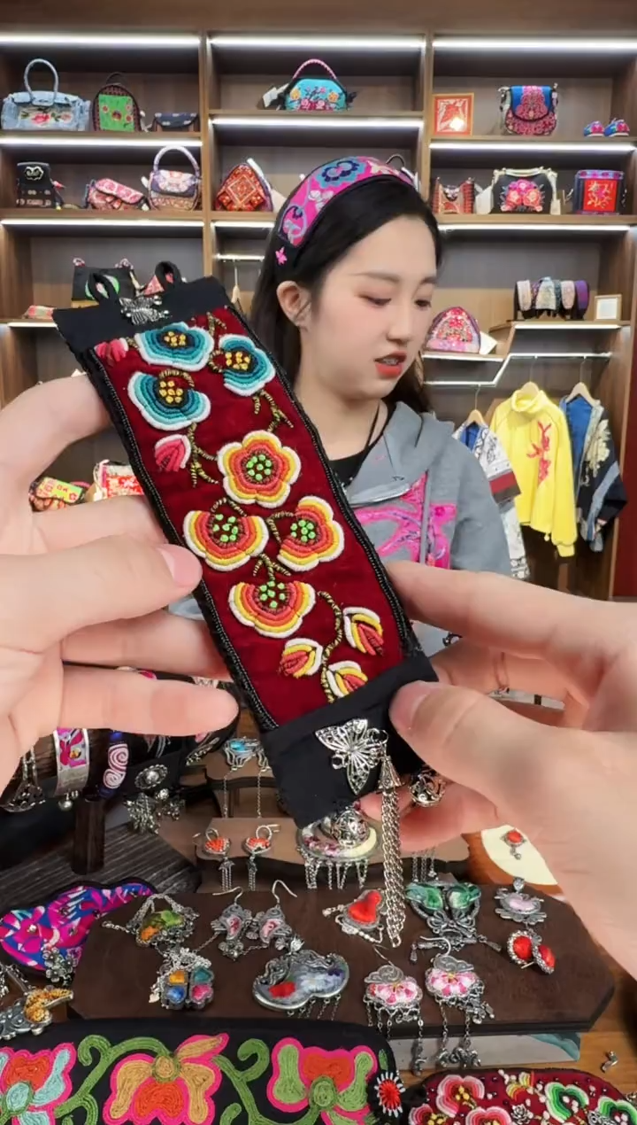 【闪购商品】织绣105蒙阿苏苗绣传承