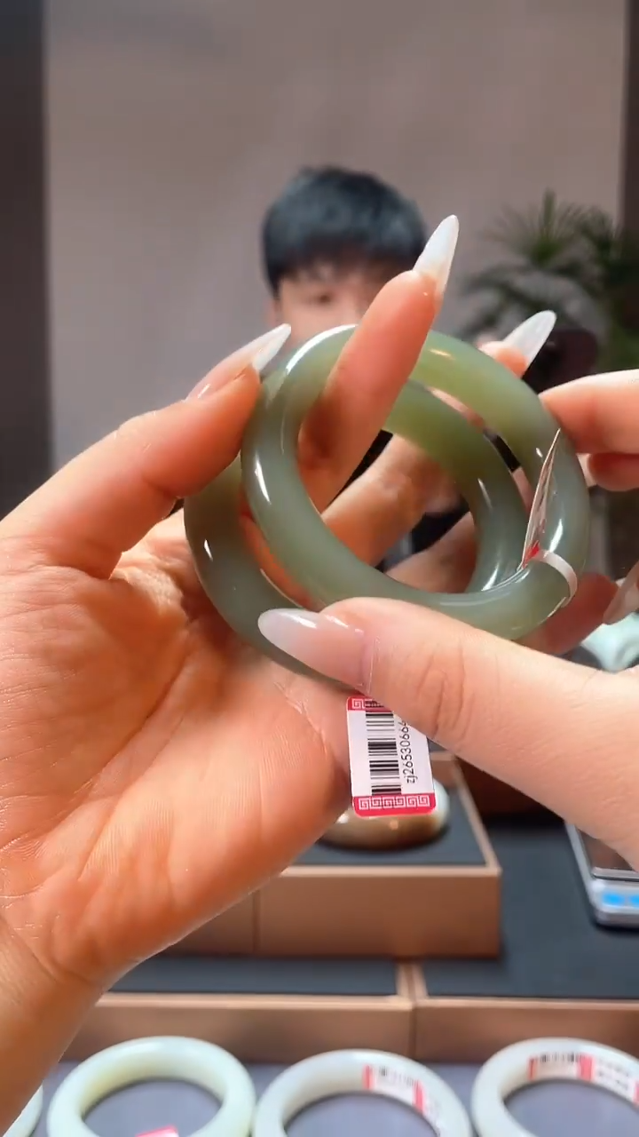 【闪购商品】和田玉手镯未镶嵌湖水绿55-59多样性发一