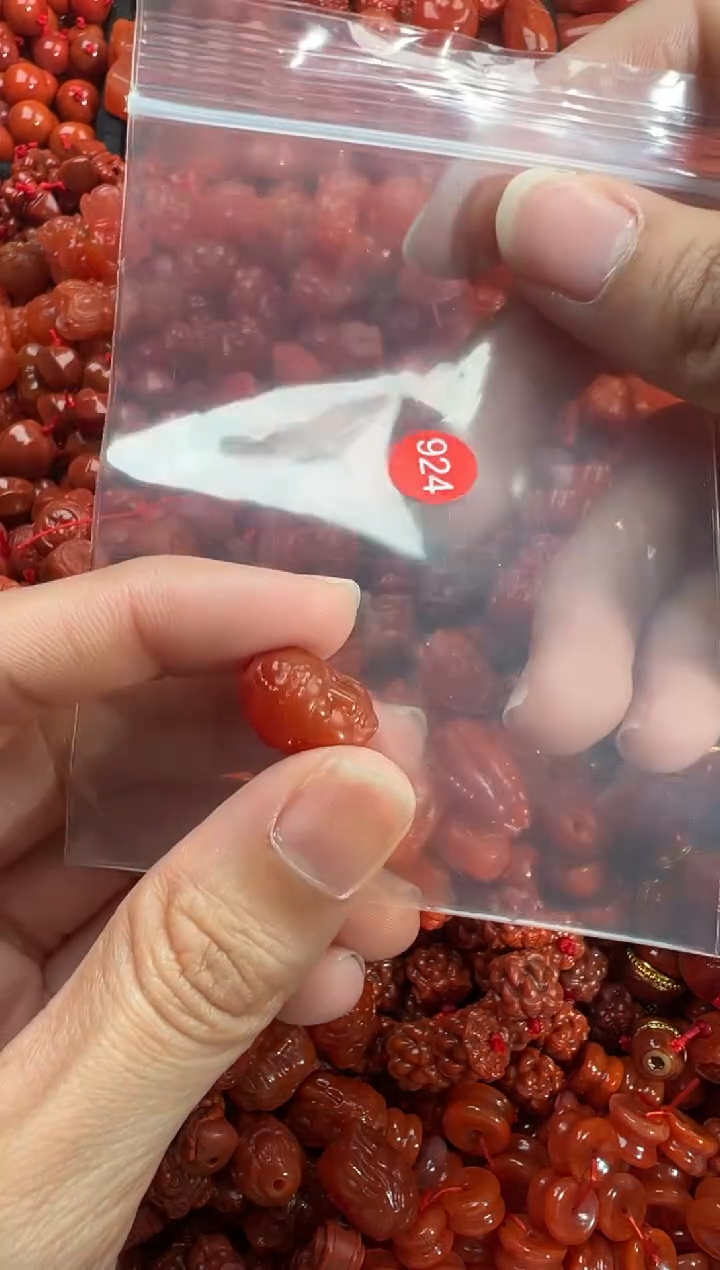 南红玛瑙未镶嵌颈饰1