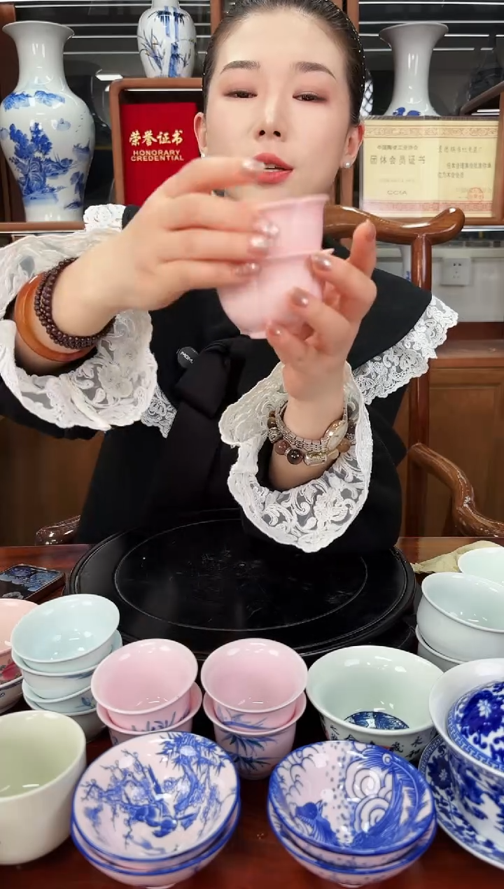 A02景德镇红稀稀花口杯两只