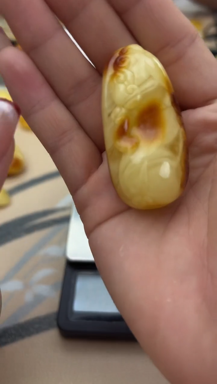 【闪购商品】琥珀裸石未镶嵌蜜蜡吊坠