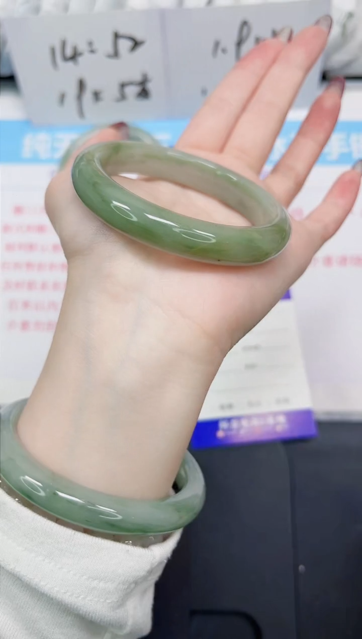 【闪购商品】石英质玉手镯未镶嵌96