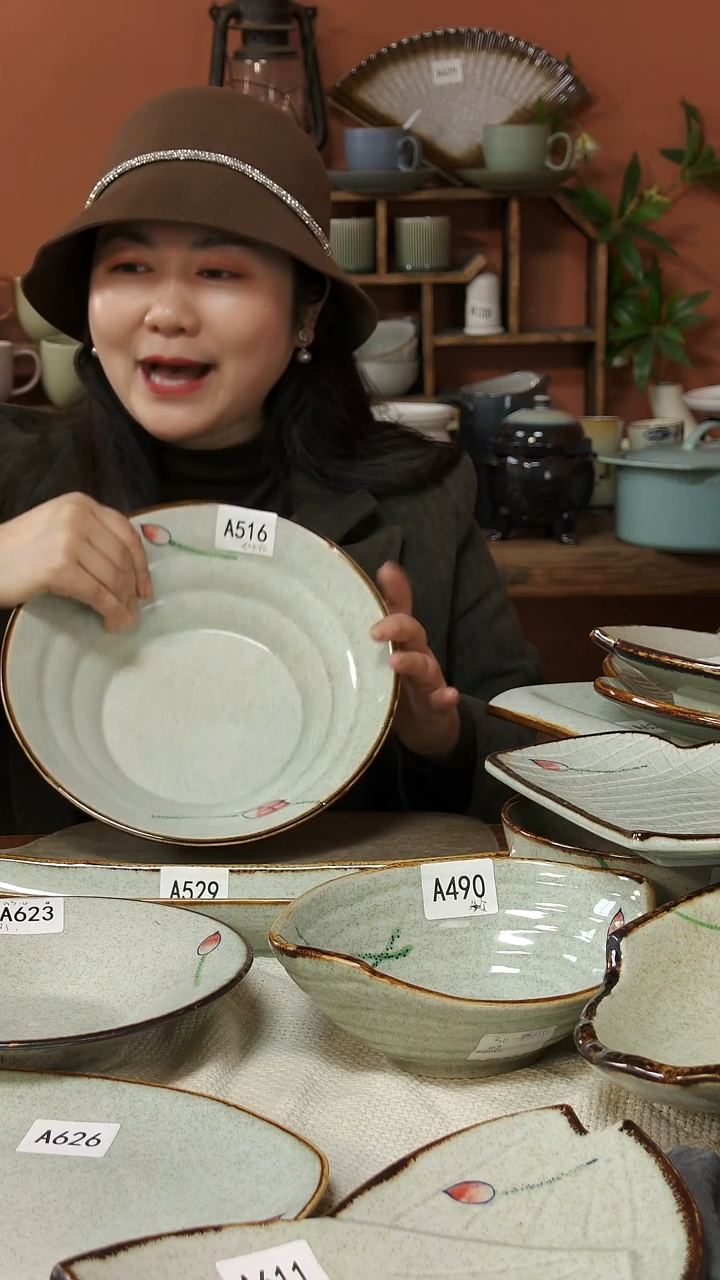 陶瓷A516一只螺纹碗手绘荷花黑点25.5*7.5可能微瑕