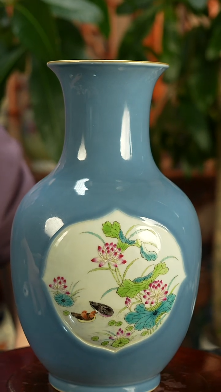 其他瓷天蓝釉粉彩花卉赏瓶