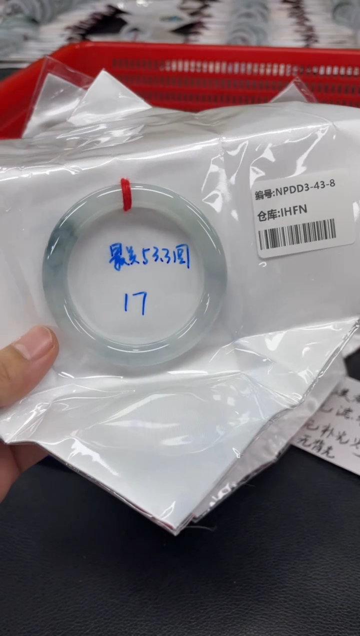 翡翠手镯未镶嵌翡翠手镯