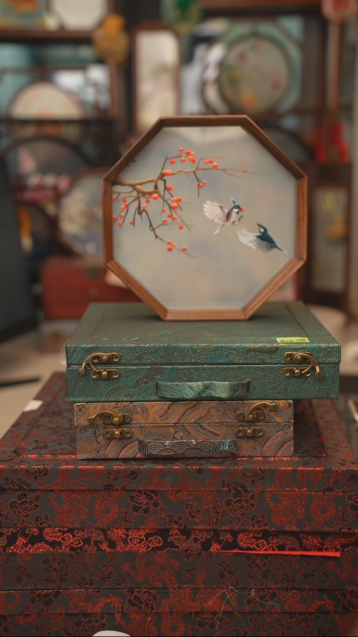 扇子苏绣双面绣八角台屏胡桃木框大号20CM