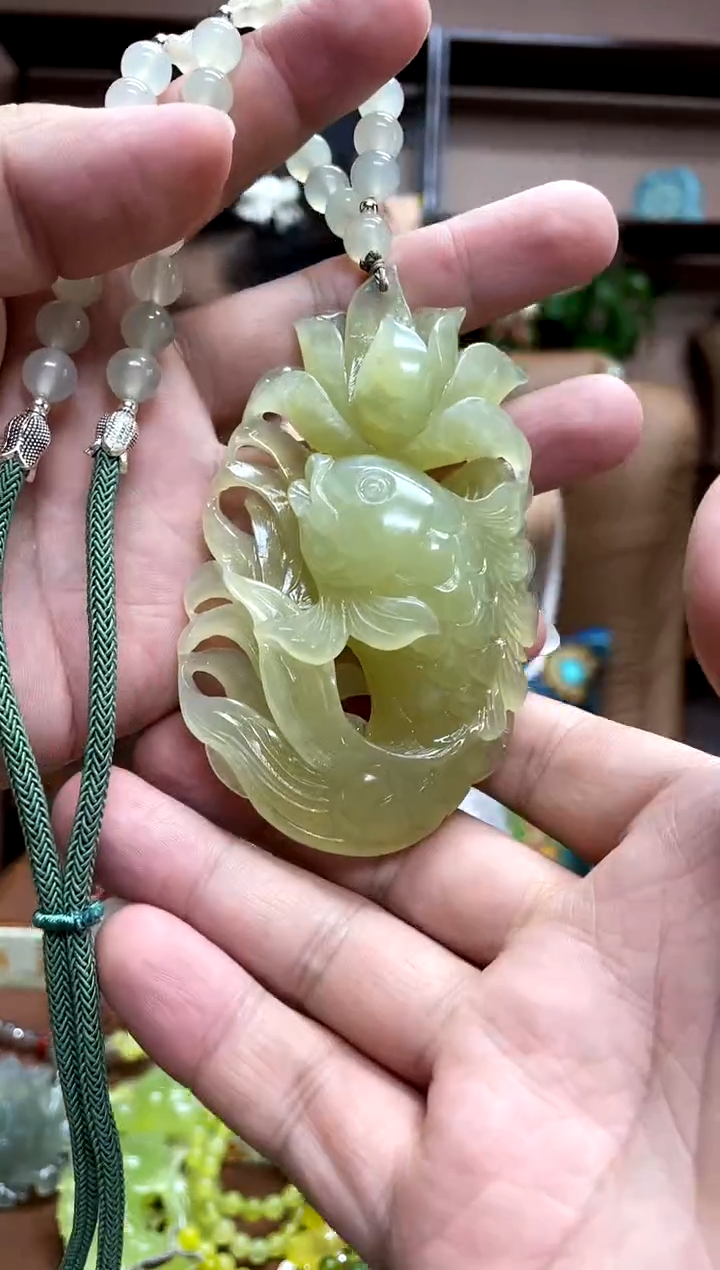 未镶嵌岫玉吊坠薛*·