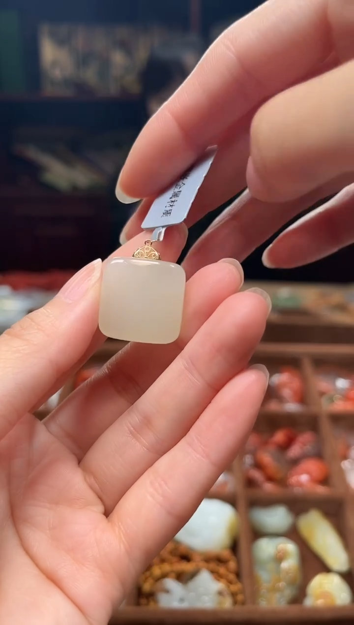 颈饰18K金镶嵌和田玉方糖