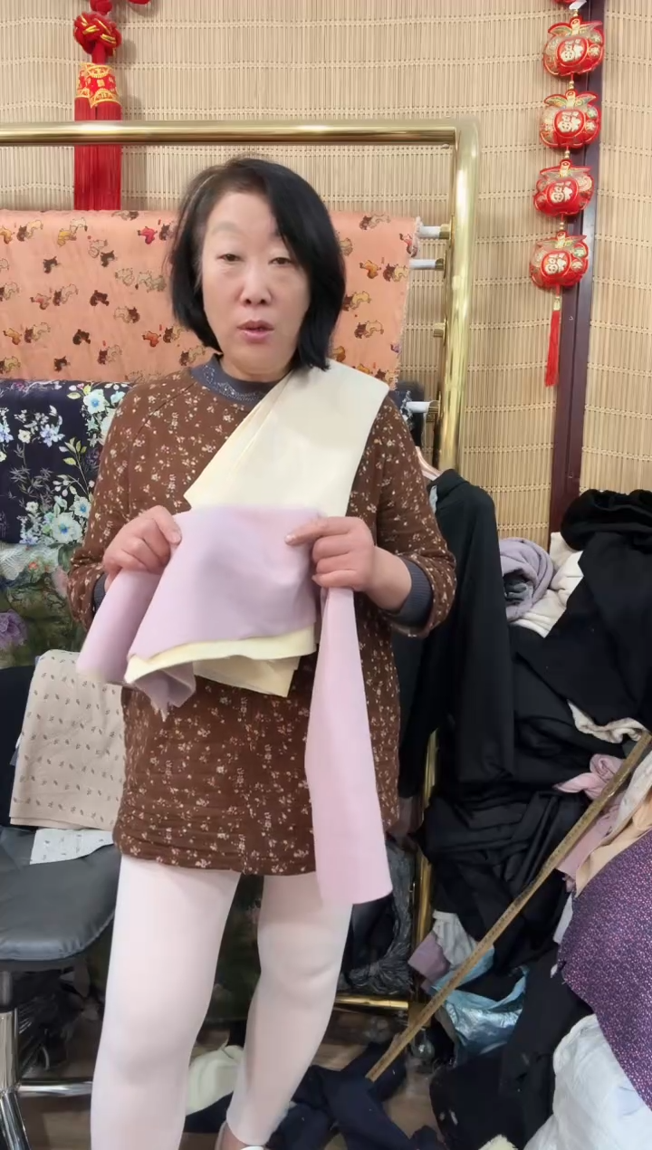 处理成对芭比裤裁片紫色一条有脏残（带一残片做辅料）