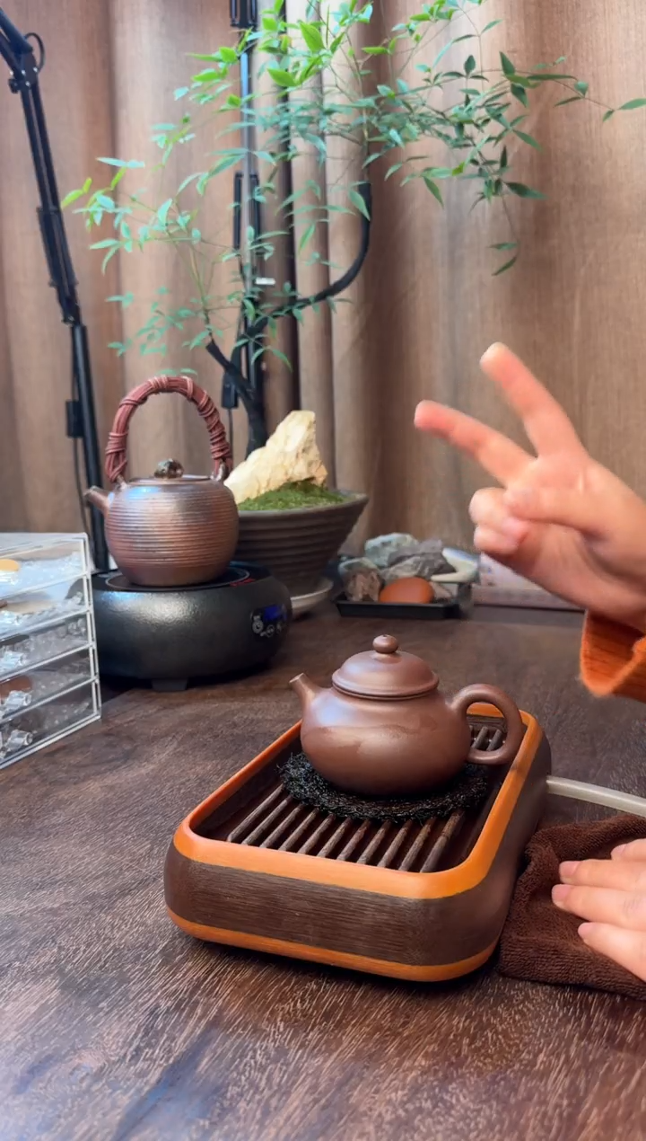 茶壶紫砂容天-半手工制作-黄龙山紫泥-40目-容量：180CC