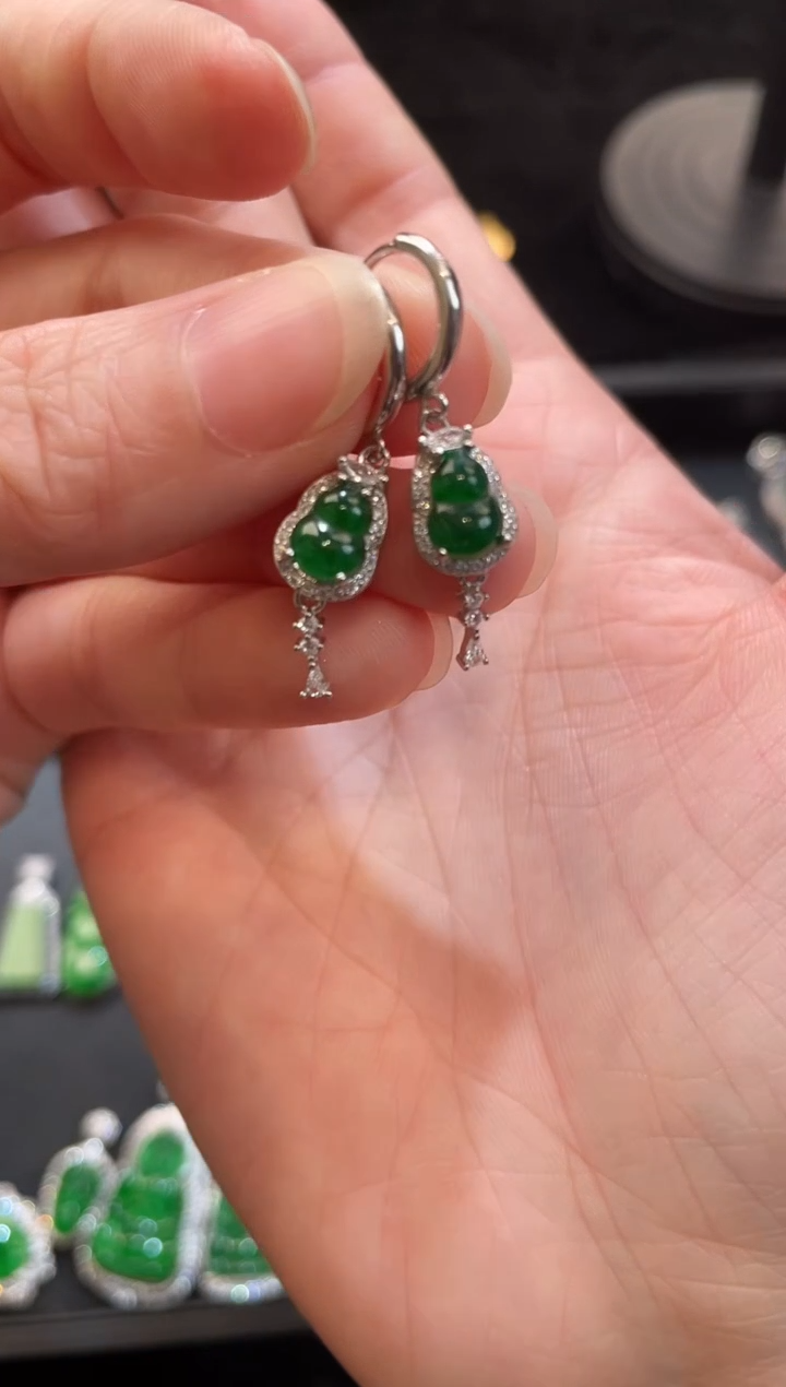 翡翠未镶嵌耳饰葫芦