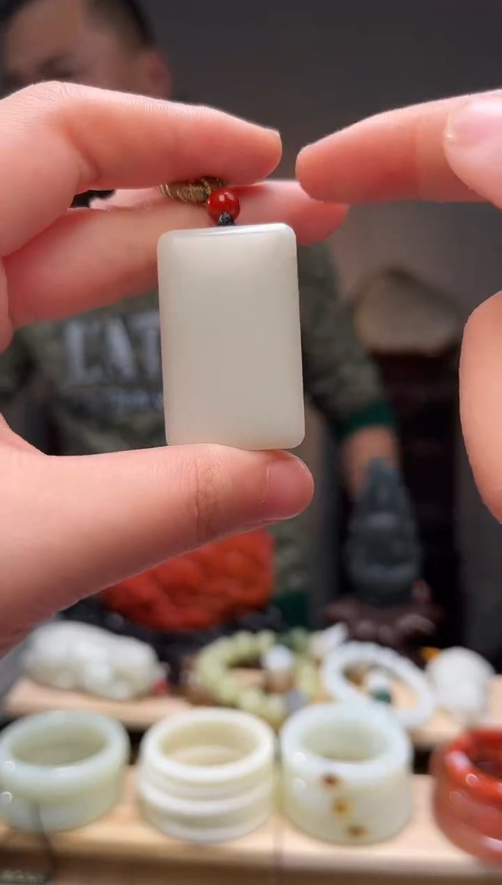 颈饰未镶嵌和田玉吊坠