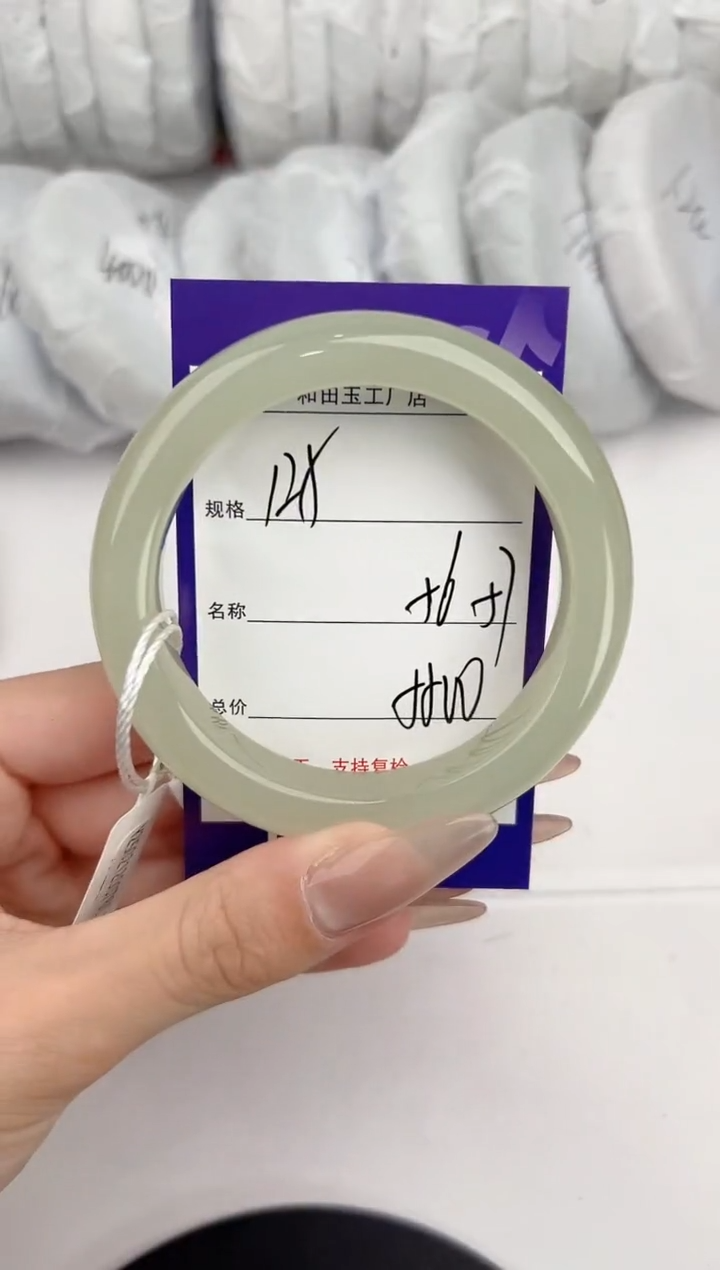 【闪购商品】和田玉手镯未镶嵌125颜色微差无瑕疵