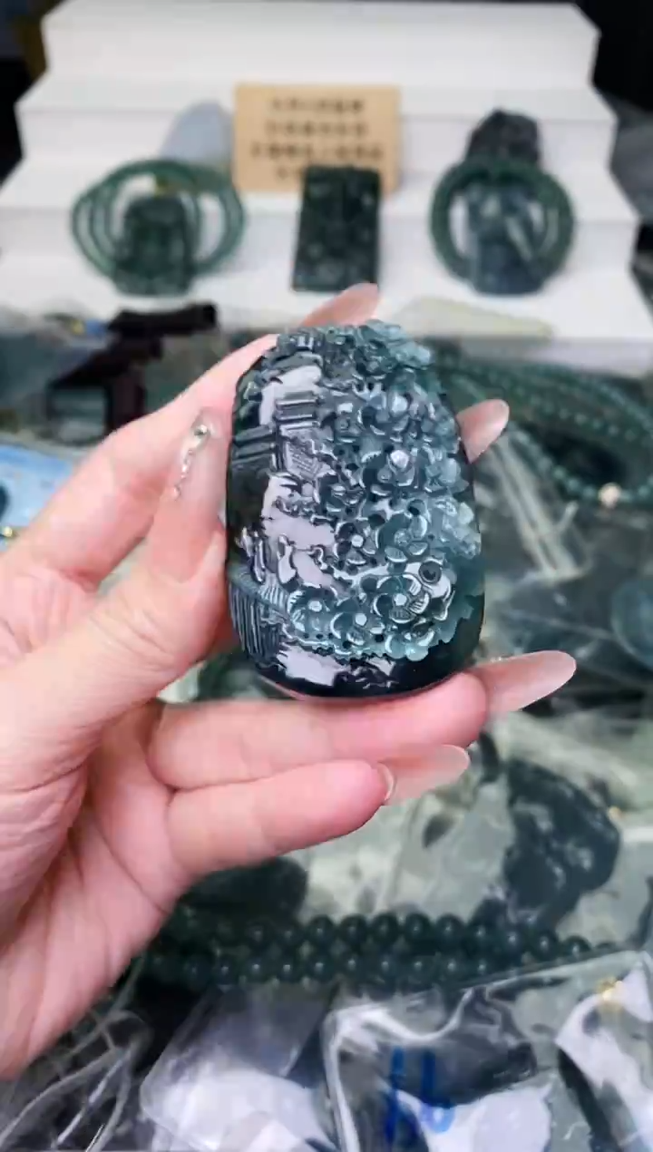 颈饰未镶嵌翡翠 