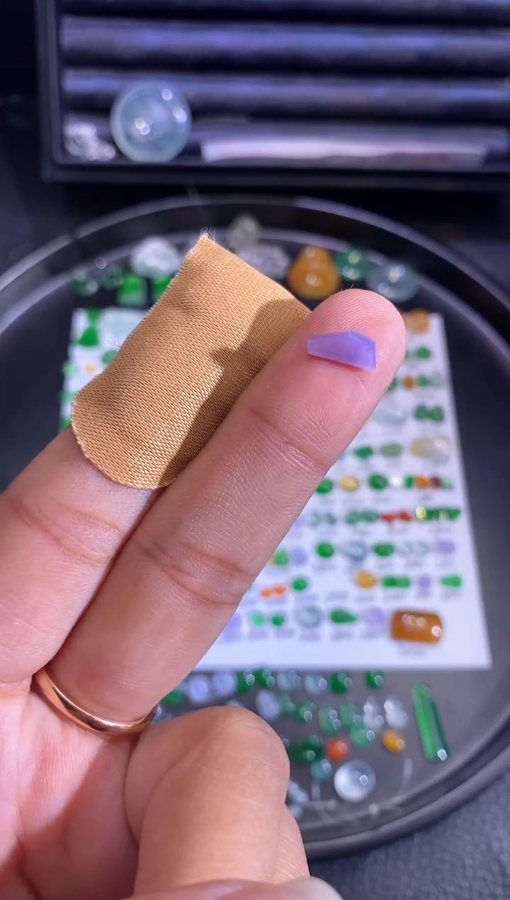 未镶嵌挂件翡翠切割