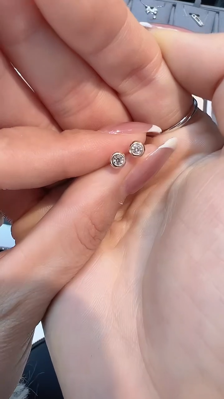 【闪购商品】钻石.18K金镶嵌20分耳钉