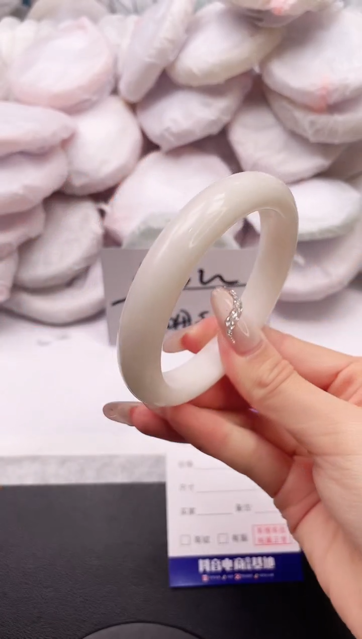 【闪购商品】和田玉手镯未镶嵌10K185-60