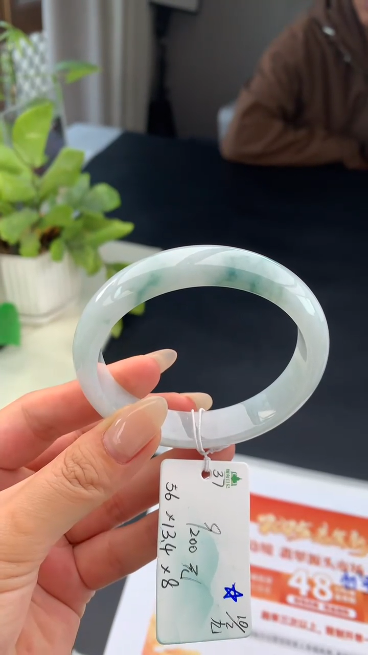 【闪购商品】翡翠手镯未镶嵌 #情人节#送礼，下单联系客服核对地址~