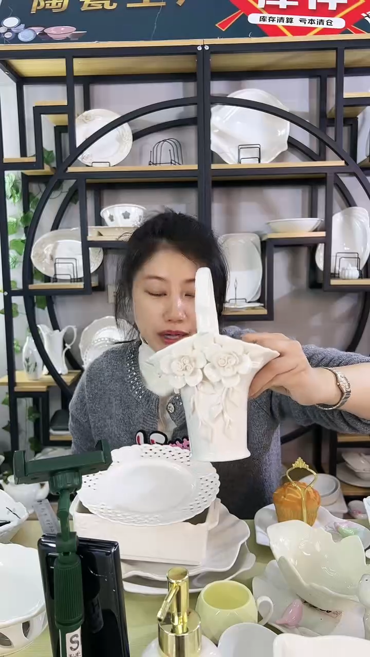 【闪购商品】陶瓷手捏花花篮一只