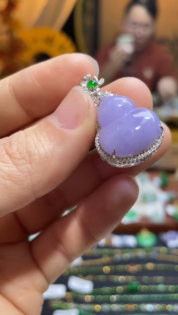 颈饰18K金镶嵌翡翠葫芦