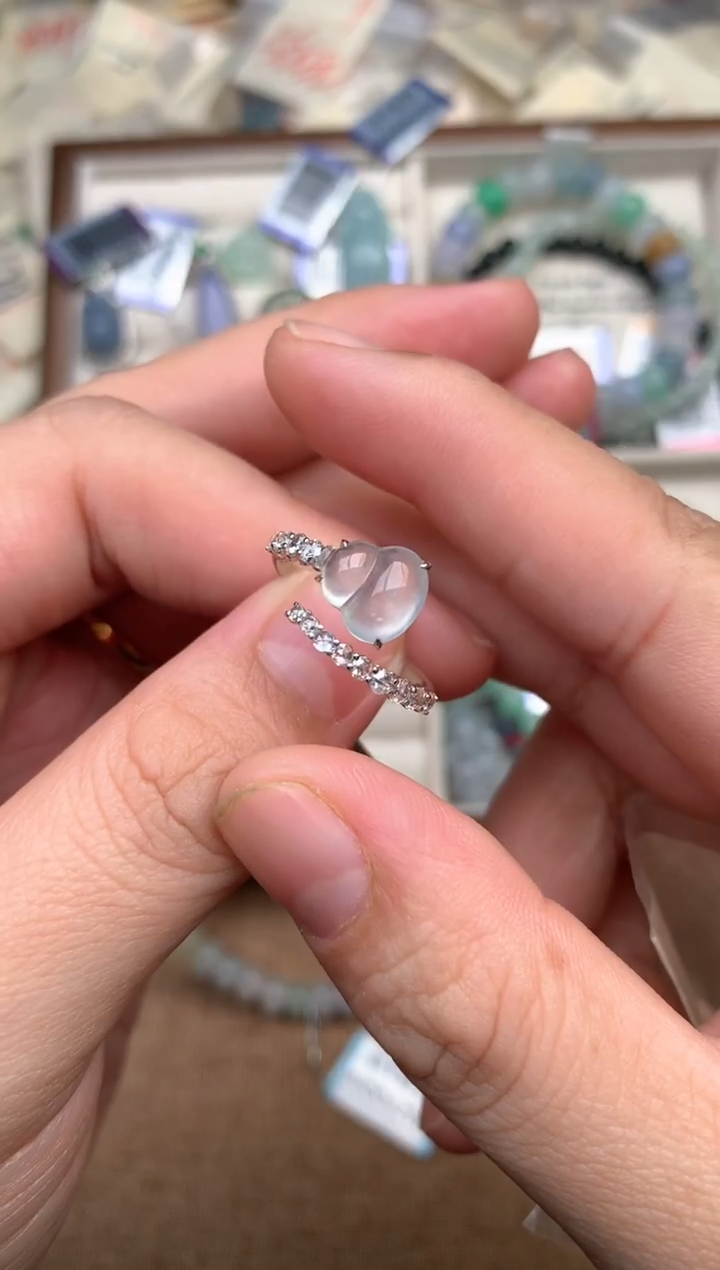 18K金镶嵌挂件翡翠一