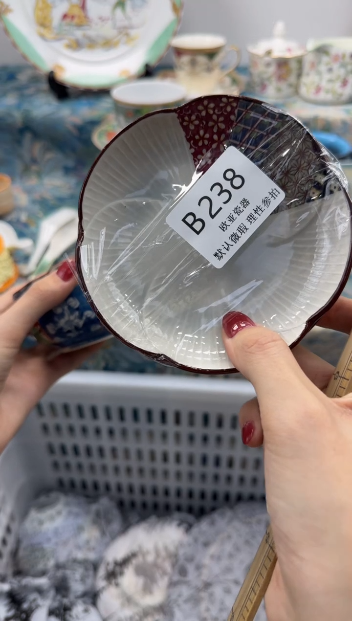 瓷片倚***石           B238