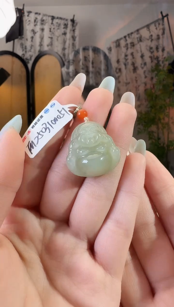 和田玉未镶嵌颈饰佛公 带包容（介意慎拍）