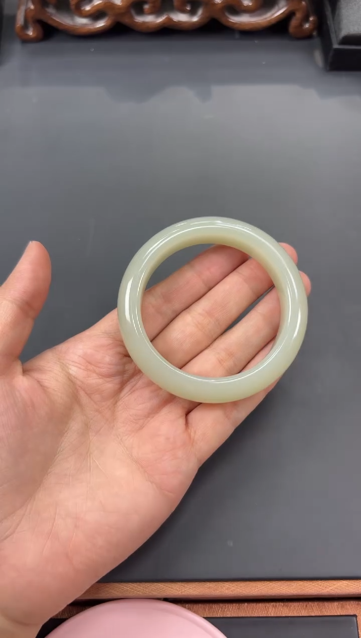 【闪购商品】和田玉手镯未镶嵌且末微色差近矿53+