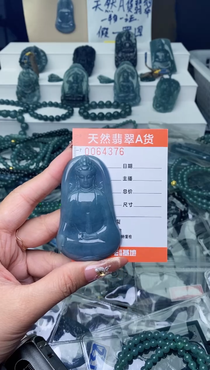 翡翠未镶嵌颈饰··············