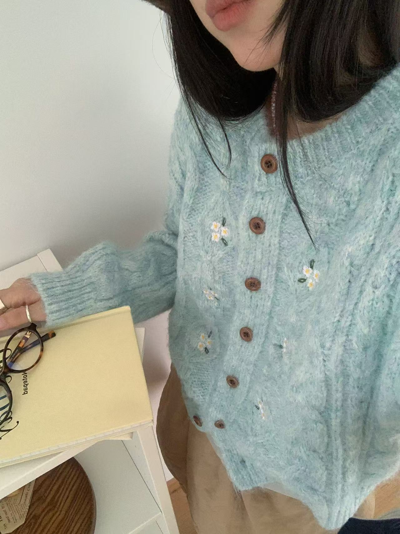 混色圆领碎花刺绣针织开衫女2025秋季时尚韩系甜美毛衣外套