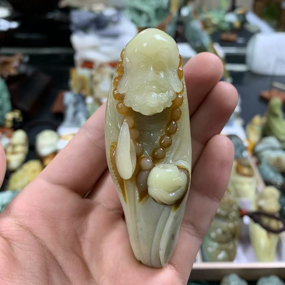 岫玉达摩手把件，手工雕刻，俏色巧雕，性价比高。