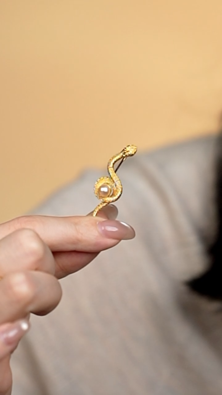 合金胸饰海水珍珠5-6akoya羽皇金小蛇胸针