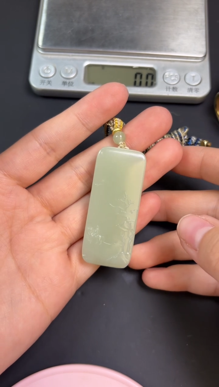 【闪购商品】和田玉吊坠(赠链)未镶嵌且末微色差迪克兰吊坠