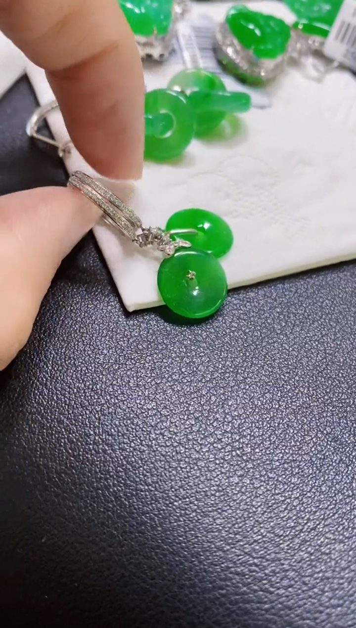 颈饰18K金镶嵌翡翠耳包