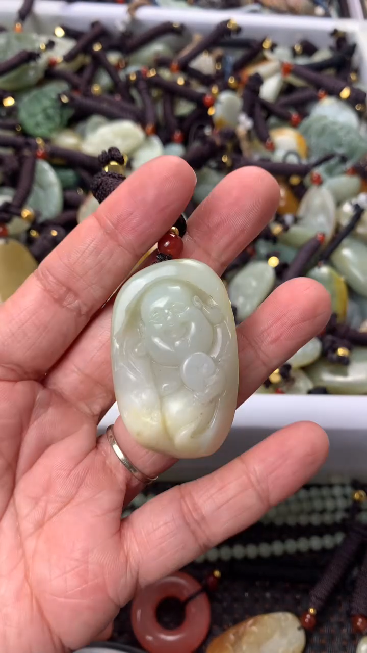 【闪购商品】和田玉颈饰未镶嵌多样性发货没有证书，拍一发一.有瑕