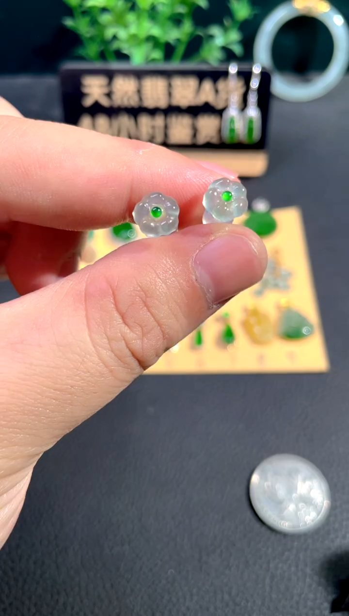 颈饰18K金镶嵌翡翠耳钉